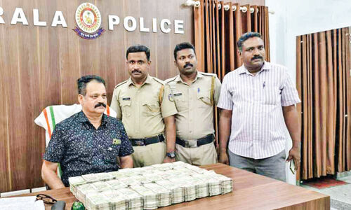 രേഖകളില്ലാതെ കാറിൽ കടത്തിയ 74.5 ലക്ഷം പിടികൂടി