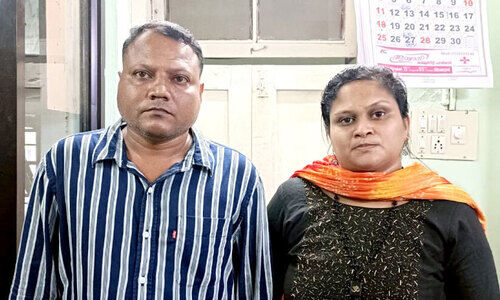 കൊള്ളപ്പലിശക്ക് പണം നൽകി പണവും വാഹനങ്ങളും തട്ടുന്ന സംഘം പിടിയിൽ കൊള്ളപ്പലിശക്ക് പണം നൽകി പണവും വാഹനങ്ങളും തട്ടുന്ന സംഘം പിടിയിൽ