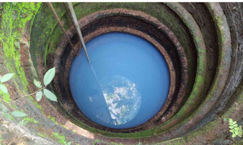 വീ​ട്ടു​കി​ണ​റി​ലെ വെ​ള്ള​ത്തി​ന് നീ​ല നി​റം