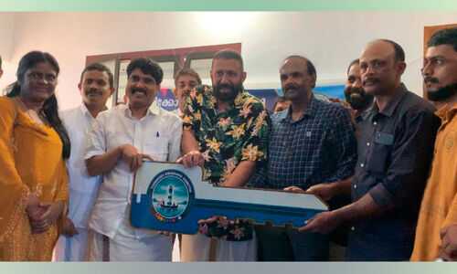 ദുരന്തബാധിതന് വീട് നിർമിച്ചു നൽകി വാട്സ് ആപ് കൂട്ടായ്മ ദുരന്തബാധിതന് വീട് നിർമിച്ചു നൽകി വാട്സ് ആപ് കൂട്ടായ്മ