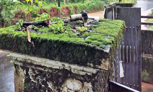 റോ​ഡി​ന്​ സ്ഥ​ലം വി​ട്ടു​കൊ​ടു​ത്തി​ല്ല; തൊ​ട്ടി​ൽ​പാ​ല​ത്ത്​ വീ​ടി​നു നേ​രെ ആ​ക്ര​മ​ണം