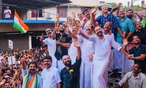 രാഷ്ട്രീയ വിവാദങ്ങളെ മറികടന്ന് ഭരണവിരുദ്ധ വികാരം