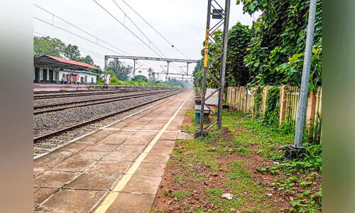 അസൗകര്യങ്ങളുടെ ആലയമായി പെരിനാട് റെയിൽവേ സ്റ്റേഷൻ