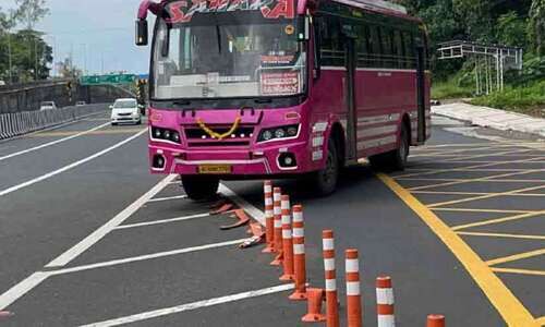ആ​റു​വ​രി പാ​ത​യി​ൽ നി​യ​മം ലം​ഘി​ച്ച് ഡ്രൈ​വ​ർ​മാ​ർ;  ന​ട​പ​ടി​ക്കൊ​രു​ങ്ങി മോ​ട്ടോ​ർ വാ​ഹ​ന വ​കു​പ്പ്