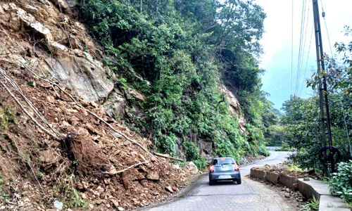 പാ​ൽ​ചു​രം ബോ​യ്സ് ടൗ​ൺ റോ​ഡി​ൽ ഭീ​ഷ​ണി​യാ​യി കൂ​റ്റ​ൻ പാ​റ​ക​ൾ