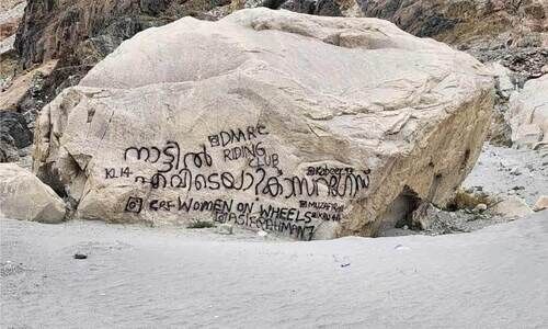 അവിടെ ഞങ്ങള് ഇരട്ട മഴവില്ലും അതിര്ത്തി മനുഷ്യരെയും കണ്ടു അവിടെ ഞങ്ങള് ഇരട്ട മഴവില്ലും അതിര്ത്തി മനുഷ്യരെയും കണ്ടു