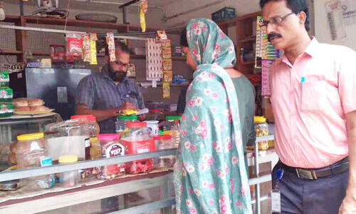 തറോപ്പൊയിലിൽ ആരോഗ്യവകുപ്പ് പരിശോധന; മൂന്നു കടകൾ അടപ്പിച്ചു