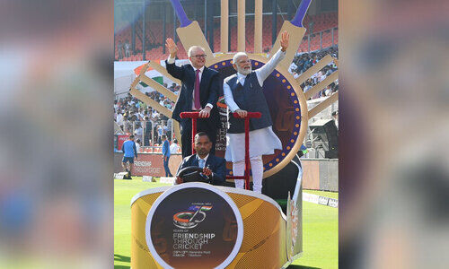 രാഷ്ട്രീയം കുത്തിത്തിരിയുന്ന പിച്ച് രാഷ്ട്രീയം കുത്തിത്തിരിയുന്ന പിച്ച്