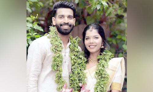 മം​ഗ​ളാ​ര​വ​ങ്ങ​ളി​ൽ​നി​ന്ന് പ്ര​ണ​വെ​ത്തി; ഫു​ട്ബാ​ൾ ആ​വേ​ശ​ത്തി​ലേ​ക്ക്