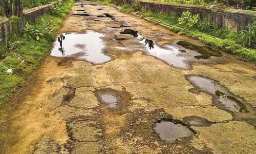 എന്ന് തീരുമീ ദുരിതയാത്ര എന്ന് തീരുമീ ദുരിതയാത്ര