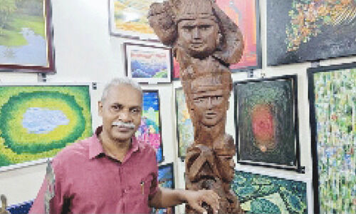 കാഴ്ചയുടെ വര്ണപ്പൂരമൊരുക്കി ഋഷികേശ് ആര്ട്ട് ഗ്യാലറി കാഴ്ചയുടെ വര്ണപ്പൂരമൊരുക്കി ഋഷികേശ് ആര്ട്ട് ഗ്യാലറി