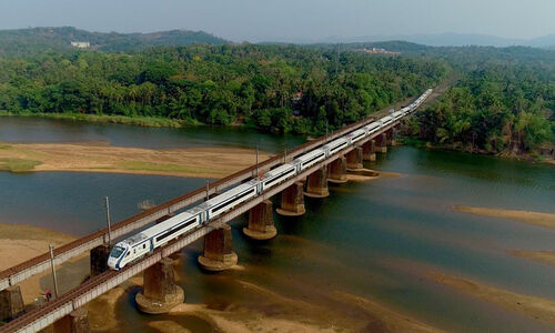 ഭാ​ര​ത​പ്പു​ഴ ക​ട​ക്കാ​ൻ റെ​യി​ൽ​വേ​യു​ടെ പു​തി​യ​പാ​ല​ത്തി​ന്റെ പ​ണി പു​രോ​ഗ​തി​യി​ൽ