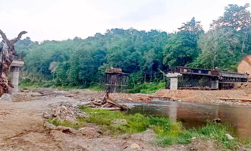 ഇരുട്ടുകുത്തിയില് പാലം യാഥാര്ഥ്യമായില്ല; ആദിവാസികളുടെ ദുരിതം തുടരുന്നു ഇരുട്ടുകുത്തിയില് പാലം യാഥാര്ഥ്യമായില്ല; ആദിവാസികളുടെ ദുരിതം തുടരുന്നു