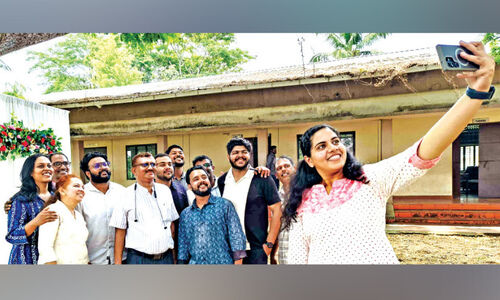 26 വ​ര്‍ഷ​ത്തെ അ​ധ്യാ​പ​ന ജീവിതത്തിനു ശേഷം വിരമിക്കുന്ന ഗു​രു​വി​ന്റെ യാ​ത്ര​യ​യ​പ്പ് ച​ട​ങ്ങി​ലേ​ക്ക് തി​രു​വ​ന​ന്ത​പു​രം മേ​യ​ർ എ​ത്തി