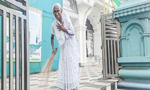 പള്ളി​യങ്കണ പരിപാലനം കുഞ്ഞമ്മക്ക്​ പ്രതിഫലമില്ലാത്ത സേവനം