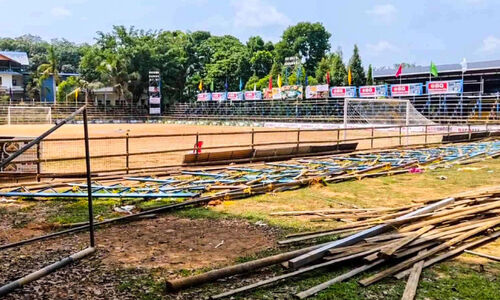 അടിവാട്ടെ ഗാലറി തകർച്ച; ഒഴിവായത് വൻ ദുരന്തം അടിവാട്ടെ ഗാലറി തകർച്ച; ഒഴിവായത് വൻ ദുരന്തം