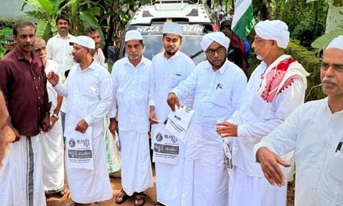 ഉസ്താദുമാർക്ക് സൗഹൃദത്തിന്‍റെ ഓണക്കോടി സമ്മാനിച്ച് യുവാവ്