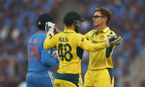 റണ്ണൊഴുകിയില്ല; ഇന്ത്യ 240 റൺസിന് പുറത്ത്