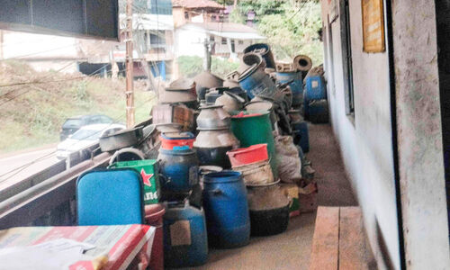 അടച്ചുറപ്പുള്ള മുറിയില്ല, ഇഴജന്തുക്കളുടെ ശല്യവും; അടിസ്ഥാന സൗകര്യങ്ങളില്ലാതെ അടിമാലി നർ​േകാട്ടിക്​, എക്​സൈസ്​ ഓഫിസുകൾ