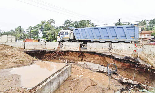 ദേശീയപാത നിർമാണം കലുങ്കിനായി കുഴിച്ച കുഴികൾ അപകടക്കെണിയായി ദേശീയപാത നിർമാണം കലുങ്കിനായി കുഴിച്ച കുഴികൾ അപകടക്കെണിയായി