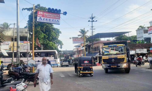 പൂയപ്പള്ളി ജങ്ഷനിലെ സിഗ്നൽ ലൈറ്റ് നോക്കുകുത്തി; നടപടിയില്ല പൂയപ്പള്ളി ജങ്ഷനിലെ സിഗ്നൽ ലൈറ്റ് നോക്കുകുത്തി; നടപടിയില്ല