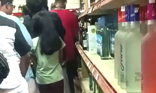 ബെവ്‌കോ ഔട്ട്‌ലെറ്റില്‍ പെൺകുട്ടിയെ വരിനിർത്തിയ സംഭവം: അച്ഛനോട് ഹാജരാകാൻ ആവശ്യപ്പെട്ട് പൊലീസ്