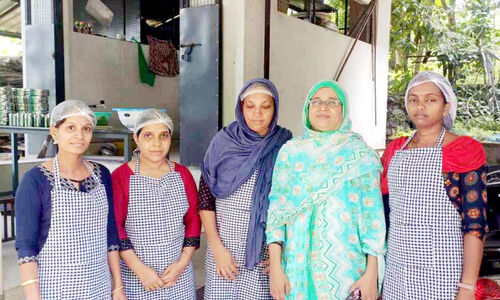 ശസ്ത്രക്രിയകൾ ഒമ്പതെണ്ണം നടത്തിയിട്ടും കാഴ്ച കനിഞ്ഞില്ല; ഇരുട്ടിലും പ്രകാശഗോപുരമായി നുസൈബ ശസ്ത്രക്രിയകൾ ഒമ്പതെണ്ണം നടത്തിയിട്ടും കാഴ്ച കനിഞ്ഞില്ല; ഇരുട്ടിലും പ്രകാശഗോപുരമായി നുസൈബ