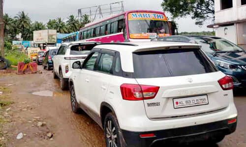 കു​ള​പ്പു​ള്ളി-​പ​ട്ടാ​മ്പി സം​സ്ഥാ​ന പാ​ത​യി​ൽ ഒ​ഴി​യാ​ബാ​ധ​യാ​യി ഗ​താ​ഗ​ത​ക്കു​രു​ക്ക്