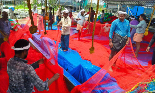 കപ്പൽ ദുരന്തത്തിലെ കണ്ടെയ്​നറിൽ ഉടക്കി വള്ളങ്ങളിലെ വലകൾ നഷ്ടമായി