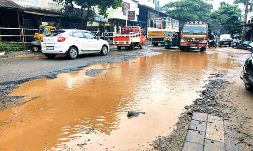 നടുവണ്ണൂർ-പേരാമ്പ്ര സംസ്ഥാന പാത:റോഡില്ല; കുളങ്ങൾ മാത്രം