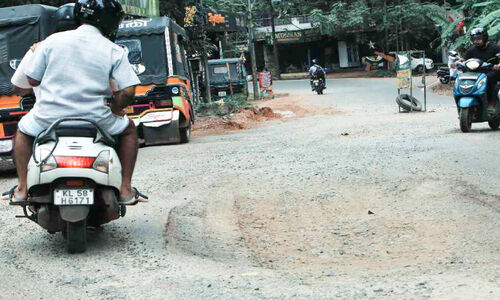 കുഴികൾ നിറഞ്ഞ് കുട്ടിമാക്കൂൽ-എരഞ്ഞോളി പാലം റോഡ്