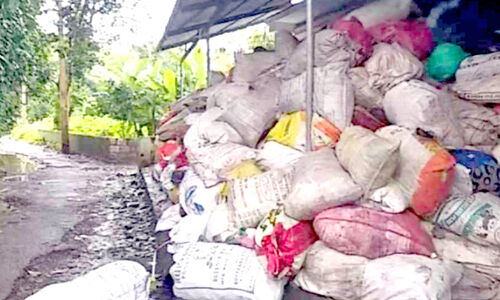 തുറസ്സായ സ്ഥലത്ത് കുന്നുകൂടി മാലിന്യം; രോഗഭീഷണി ഉയർത്തി എം.സി.എഫ് കേന്ദ്രങ്ങൾ