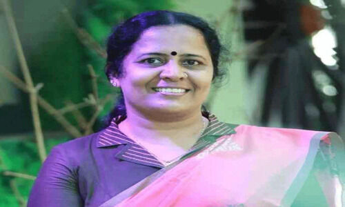 രക്ഷിതാക്കളുടെ കണ്ണീരും വേദനയും ഒപ്പിയെടുക്കുന്ന പ്രസീത ടീച്ചർ രക്ഷിതാക്കളുടെ കണ്ണീരും വേദനയും ഒപ്പിയെടുക്കുന്ന പ്രസീത ടീച്ചർ