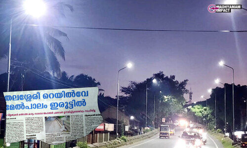 തലശ്ശേരി റെയിൽവേ; മേൽപാലത്തിൽ വെളിച്ചമെത്തി