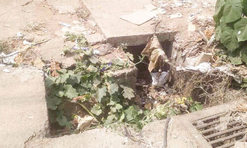 യാത്രക്കാരെ വീഴ്ത്തി നടപ്പാതയിലെ തകർന്ന സ്ലാബുകൾ