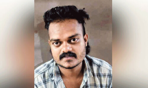 ഹണി ട്രാപ് വഴി പണംതട്ടൽ: യുവതിയുടെ ഭർത്താവും അറസ്റ്റിൽ ഹണി ട്രാപ് വഴി പണംതട്ടൽ: യുവതിയുടെ ഭർത്താവും അറസ്റ്റിൽ