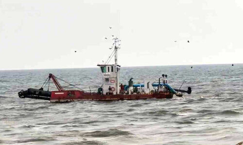 മുതലപ്പൊഴിയിൽ ഡ്രെഡ്ജർ ഹാർബറിലേക്ക് പ്രവേശിപ്പിക്കാനായില്ല; ഹാർബറിൽ നിന്ന് മത്സ്യബന്ധനം ആരംഭിച്ച് ബോട്ടുകൾ മുതലപ്പൊഴിയിൽ ഡ്രെഡ്ജർ ഹാർബറിലേക്ക് പ്രവേശിപ്പിക്കാനായില്ല; ഹാർബറിൽ നിന്ന് മത്സ്യബന്ധനം ആരംഭിച്ച് ബോട്ടുകൾ