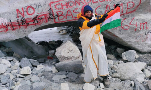 ‘തയ്യൽ ജോലിയിലൂടെ മിച്ചം പിടിച്ചും സ്വർണം പണയംവെച്ചും കിട്ടിയ തുകയുമായി ഈ 59കാരി യാത്ര ചെയ്തത് എവറസ്റ്റ് ബേസ് ക്യാമ്പ് വരെ’ -വാസന്തി എന്ന വീട്ടമ്മയുടെ യാത്രയിലേക്ക്