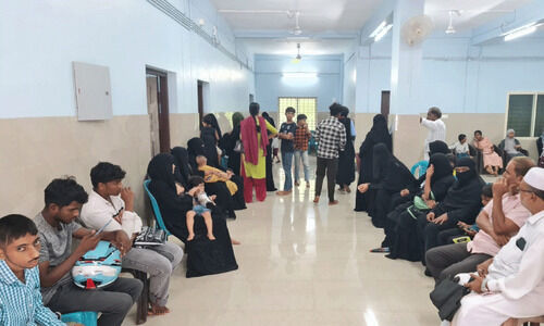 ആ​ശു​പ​ത്രി ​നി​റ​ഞ്ഞ് രോ​ഗി​ക​ൾ; യോ​ഗം ഒ​ഴി​വാ​ക്കി പാ​ഞ്ഞെ​ത്തി​ ഡോ​ക്ട​ർ