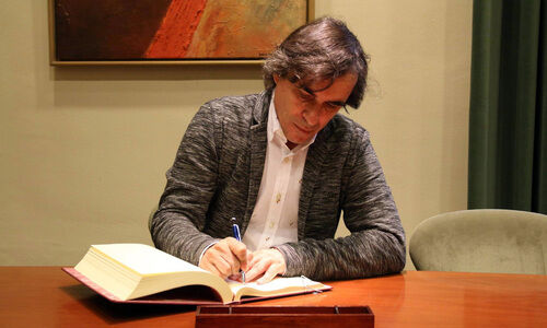 ഭ്ര​മാ​ത്മ​ക​ത​ക​ളും സ്വ​പ്ന​ങ്ങ​ളും