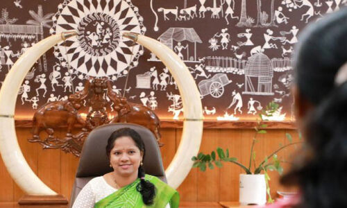 വേട​ന്റെ പുലിപ്പല്ലിൽ നടപടി; വയനാട് കലക്ടറുടെ തലക്കുമീതെ ആനക്കൊമ്പ്