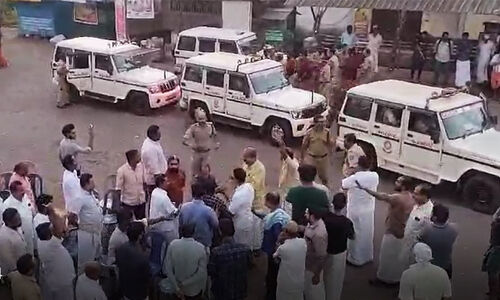 യൂത്ത് കോൺ. ഗാന്ധി അനുസ്മരണത്തിനിടെ ആർ.എസ്.എസ് ആക്രമണം; 10 പേർക്കെതിരെ കേസ് -VIDEO