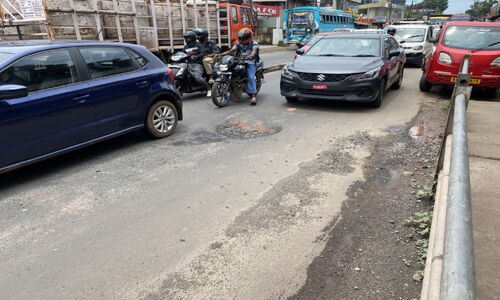 വാഹനങ്ങൾക്ക് വഴിമുടക്കി കുഴികൾ വാഹനങ്ങൾക്ക് വഴിമുടക്കി കുഴികൾ