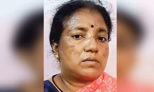 മദ്യവുമായി മധ്യവയസ്ക പിടിയിൽ മദ്യവുമായി മധ്യവയസ്ക പിടിയിൽ