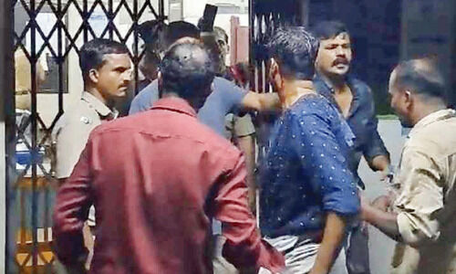 മേപ്പയൂരിൽ യുവാക്കൾ തമ്മിൽ സംഘർഷം; പൊലീസിനുനേരെയും ആക്രമണം, പരിക്ക്