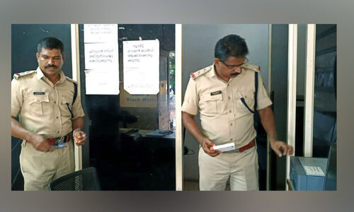 സ്വകാര്യ സ്ഥാപനത്തിൽ നിന്ന് എ​മ്പു​രാ​ൻ സി​നി​മ​യു​ടെ വ്യാ​ജ​പ​തി​പ്പു​ക​ൾ  പിടിച്ചെടുത്തു; രണ്ടുപേർക്കെതിരെ കേസ്