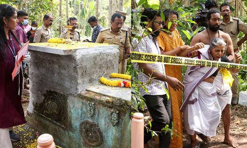 സമാധി പൊളിക്കൽ: ഹിന്ദു ഐക്യവേദിയുമായി ചർച്ച ചെയ്ത് തീരുമാനമെടുക്കുമെന്ന് കുടുംബം; ‘ആചാരത്തെ വ്രണപ്പെടുത്തുന്നു, പൊളിക്കാൻ വന്നാൽ തടയും’