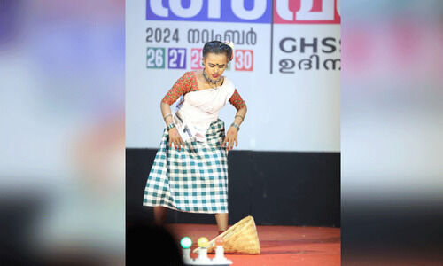 ന​ട​ന​വ​ഴി​യി​ൽ വൈ​റ​ലാ​യി അ​നു​ശ്രീ