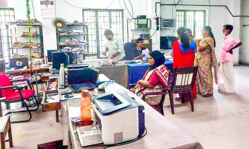 പഴയകുന്നുമ്മൽ വില്ലേജ് ഓഫിസ് പ്രവർത്തിക്കുന്നത് ‘കാന്റീനി’ൽ പഴയകുന്നുമ്മൽ വില്ലേജ് ഓഫിസ് പ്രവർത്തിക്കുന്നത് ‘കാന്റീനി’ൽ