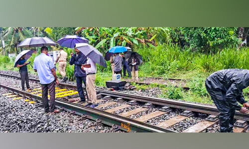 റെയിൽവേ പാളത്തിൽ കണക്ടിങ് റോഡ് ഊരി മാറിയ നിലയിൽ; ഓ​ച്ചി​റ റെ​യി​ൽ​വേ സ്‌​റ്റേ​ഷ​നു തെ​ക്കു​ഭാ​ഗ​ത്താ​യു​ള്ള ട്രാ​ക്കി​ലാ​ണ് സം​ഭ​വം